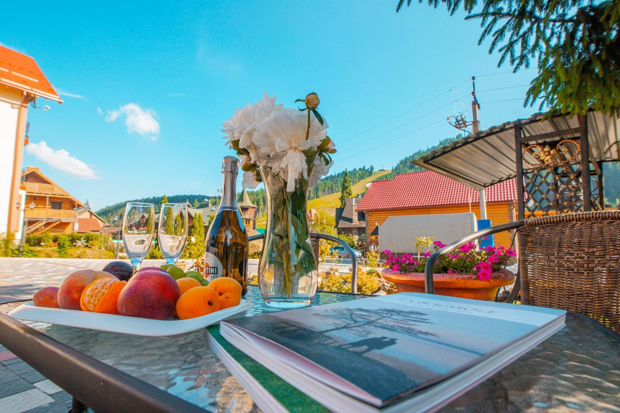 Sadyba U Halyny Sunrise Boekovel Buitenkant foto