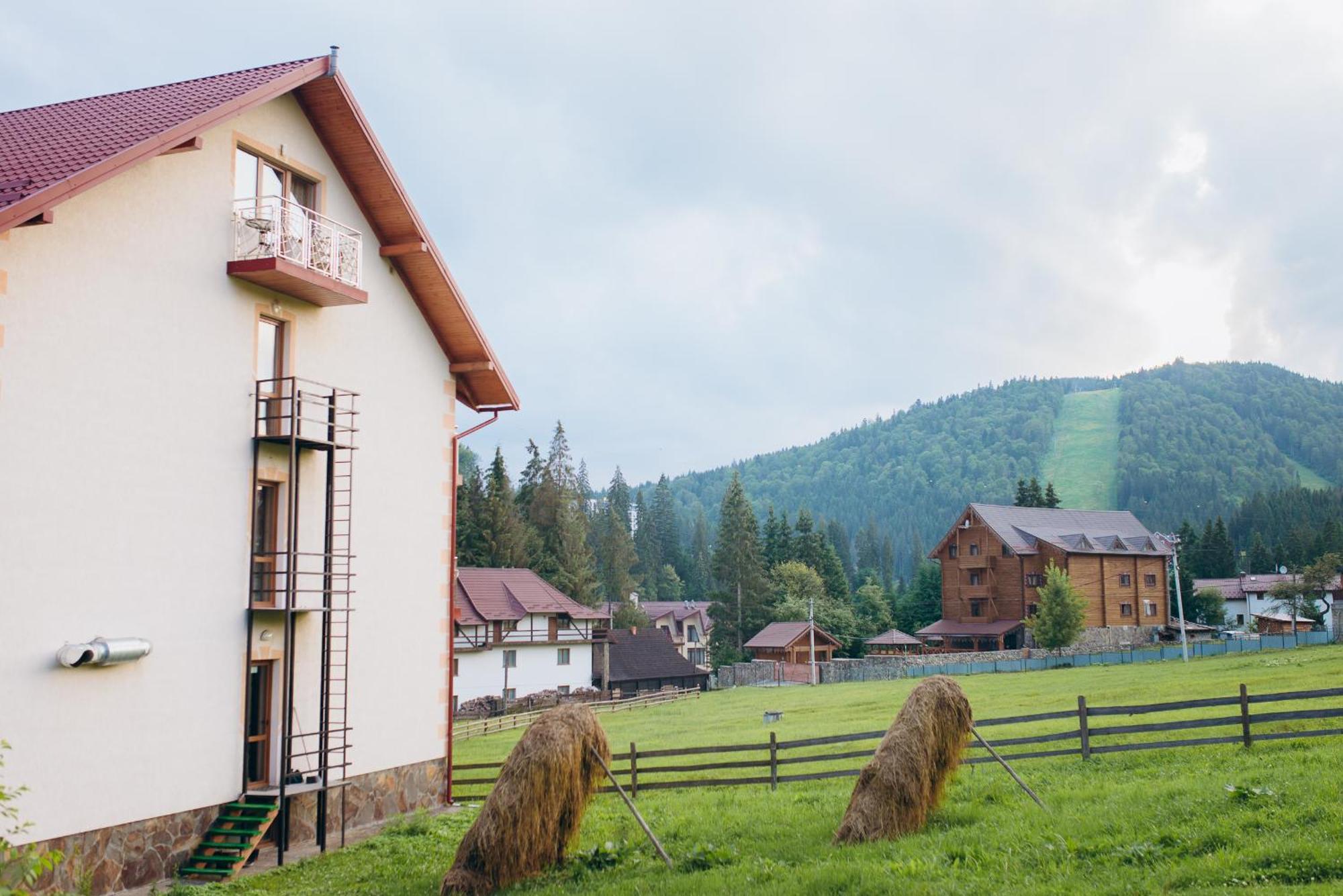 Sadyba U Halyny Sunrise Boekovel Buitenkant foto